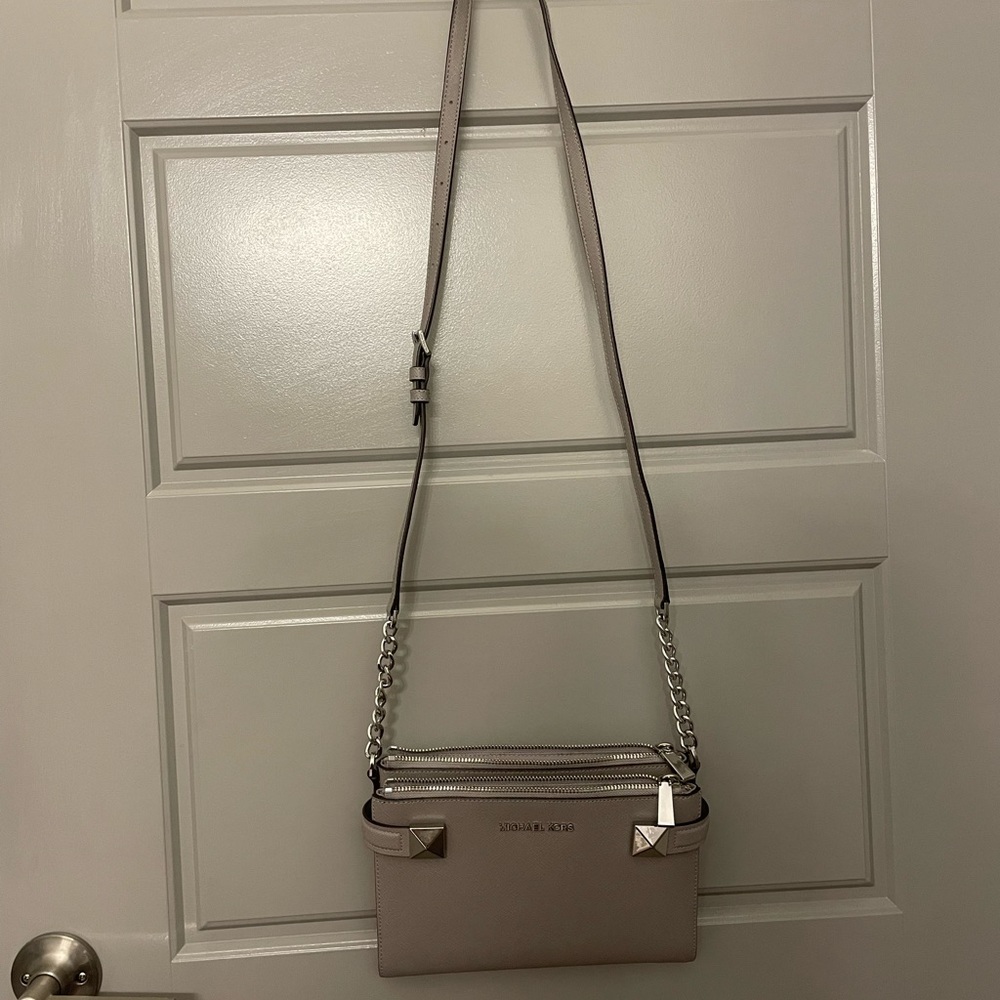 Michael Kors Wallet On A String In Pebble Gray - image 1